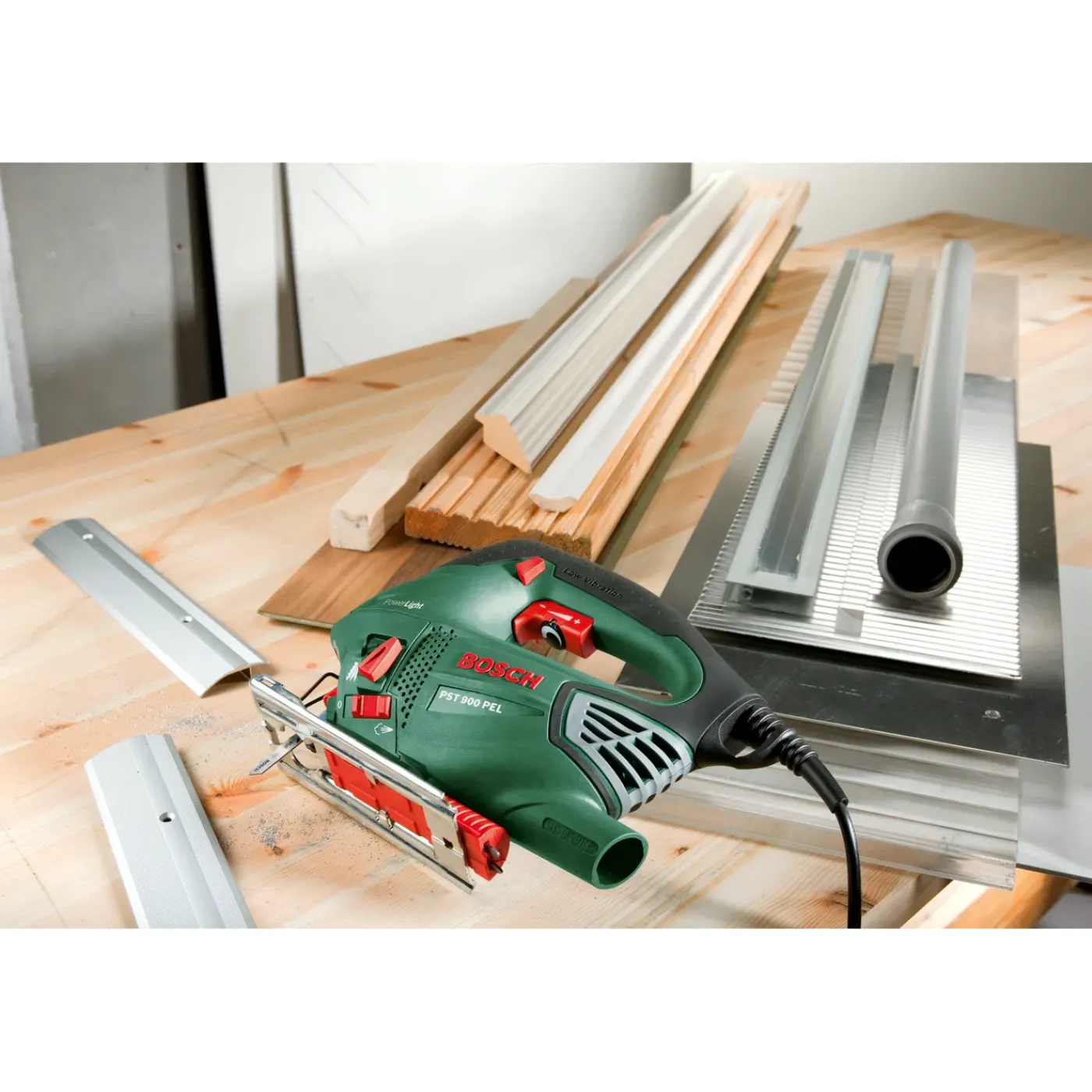 Bosch Decoupeerzaag PST 900 PEL - 620W Gesnoerd - Koolborstelloze motor - Pendelfunctie