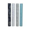 Decostof nylon 4kl.ass night blue - silver - white - light blue Binnen/buiten:Binnen Decoratie:snowflake- 2x wavy- pinecone Finish:silver glitter Kledingmaat:150CM Materiaal voorkant gram/m:16 g/m² Voorkant materiaal samenstelling:100% nylon / 100% polyester Vorm:rectangular