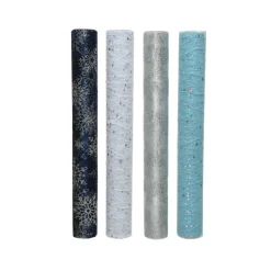 Decostof nylon 4kl.ass night blue - silver - white - light blue Binnen/buiten:Binnen Decoratie:snowflake- 2x wavy- pinecone Finish:silver glitter Kledingmaat:150CM Materiaal voorkant gram/m:16 g/m² Voorkant materiaal samenstelling:100% nylon / 100% polyester Vorm:rectangular