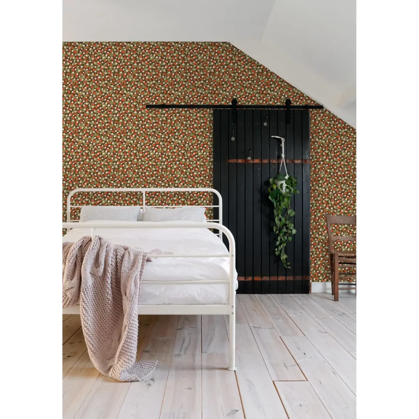 ESTAhome Behang Aardbeien Vergrijsd Olijfgroen En Rood - 50 X 900 Cm - 132169