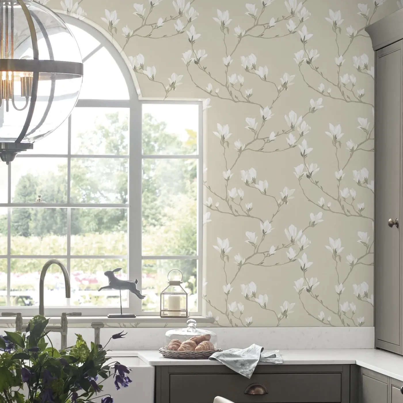 Laura Ashley Magnolia Grove Behang - Bloemen - 10mx52cm - Beige
