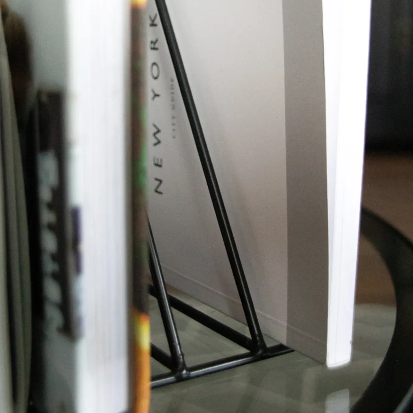 Quvio Post En Boekenrek Driehoek Zwart