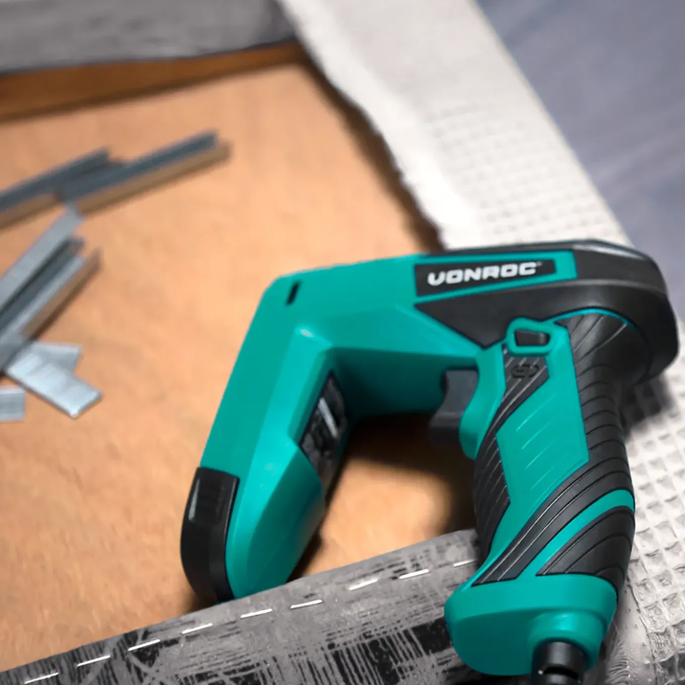 Vonroc Elektrische Tacker | Incl. 900 Nieten En 300 Spijkers